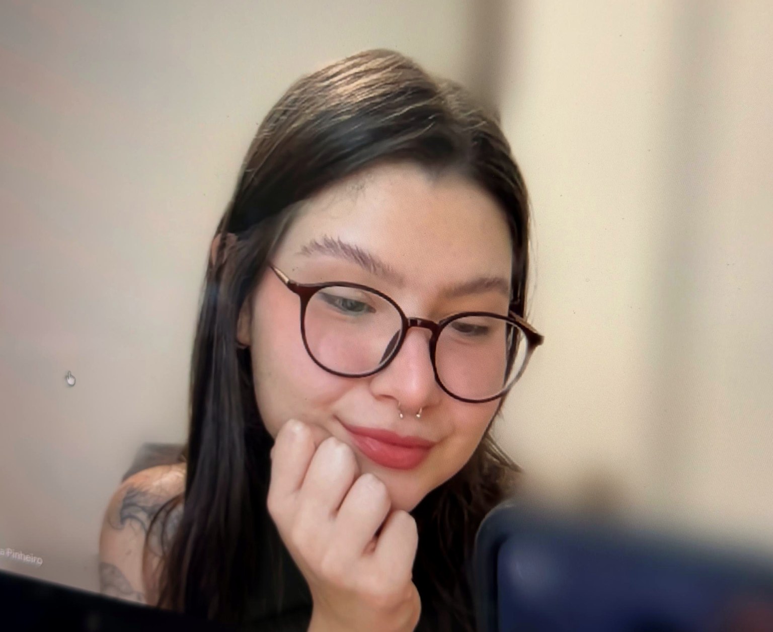 Ana Júlia em atendimento por videochamada