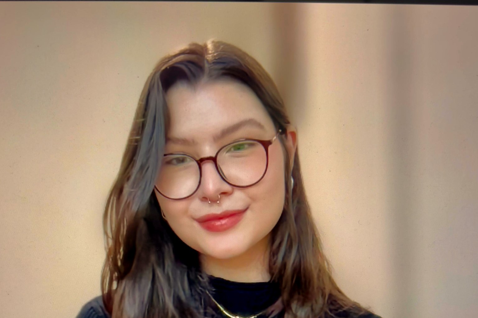 Ana Júlia em seu consultório, escrevendo anotações